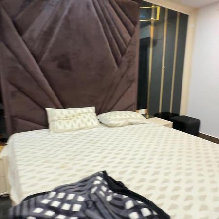 HH PENTAHOUSE 3 bhk AIR B&B อัลลอฮาบาด ภายนอก รูปภาพ