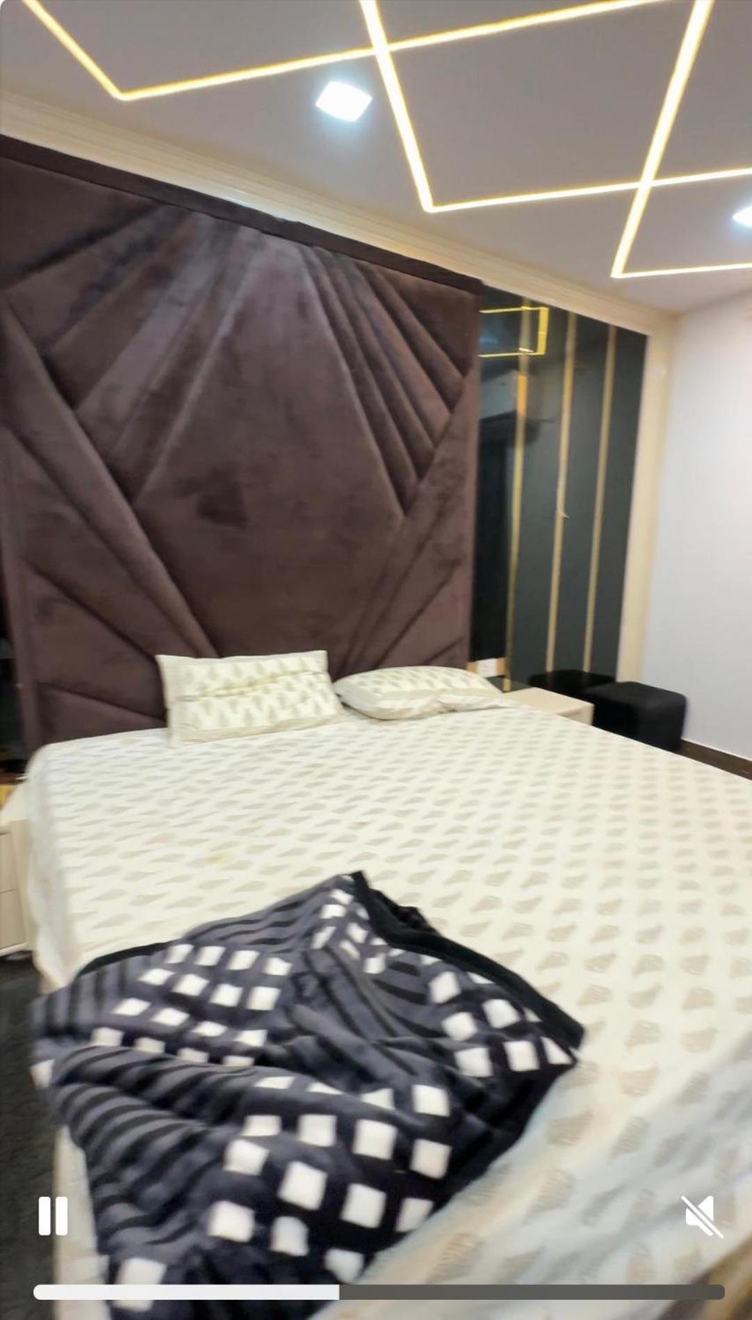 HH PENTAHOUSE 3 bhk AIR B&B อัลลอฮาบาด ภายนอก รูปภาพ